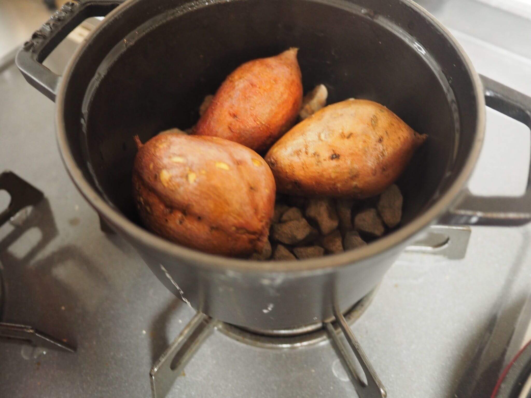 自宅で美味しい焼き芋！ストウブと石を使って焼き芋神を呼び出す方法がわかった