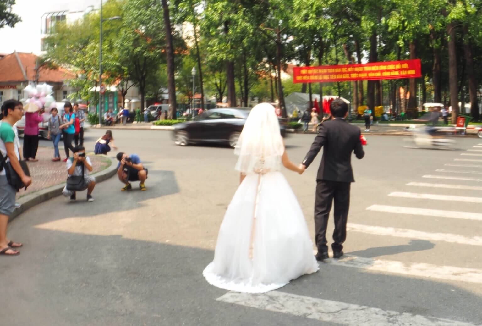 傷心旅行者注意！サイゴン大教会はカップルが結婚記念撮影しまくってるよ！