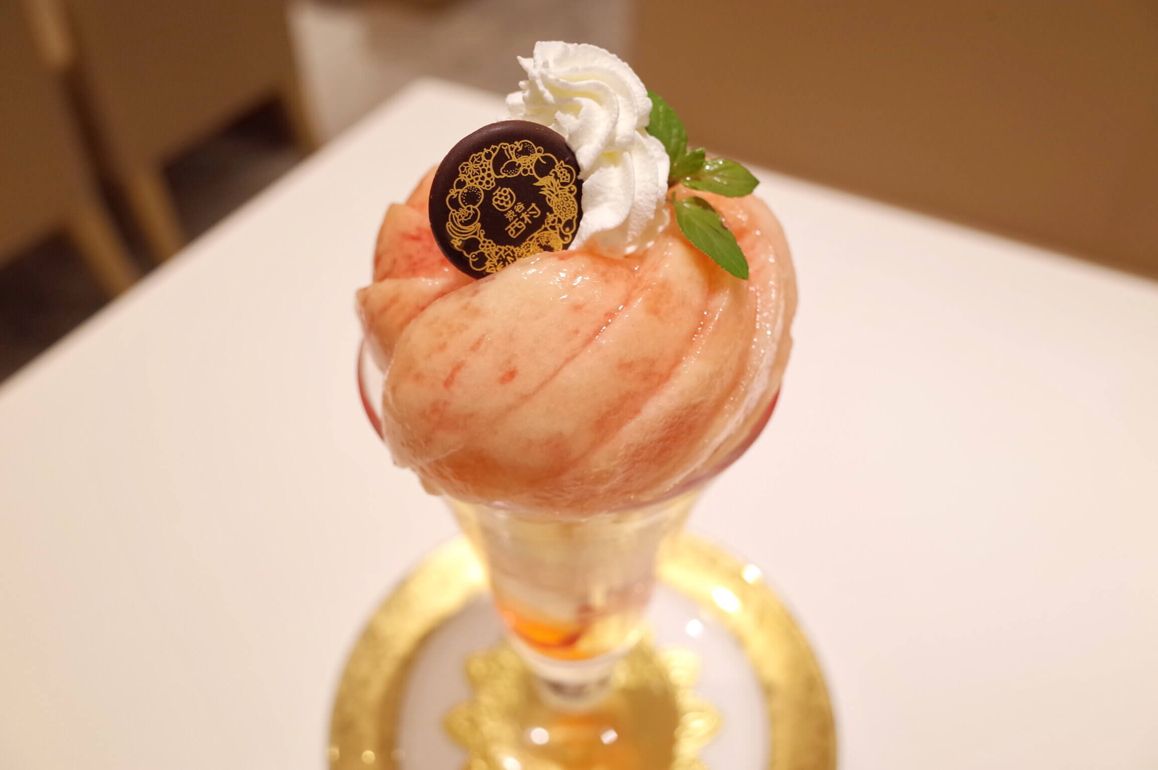 渋谷の「西村フルーツパーラー」で特選桃パフェを堪能。桃を一個丸ごと使った豪華なパフェ