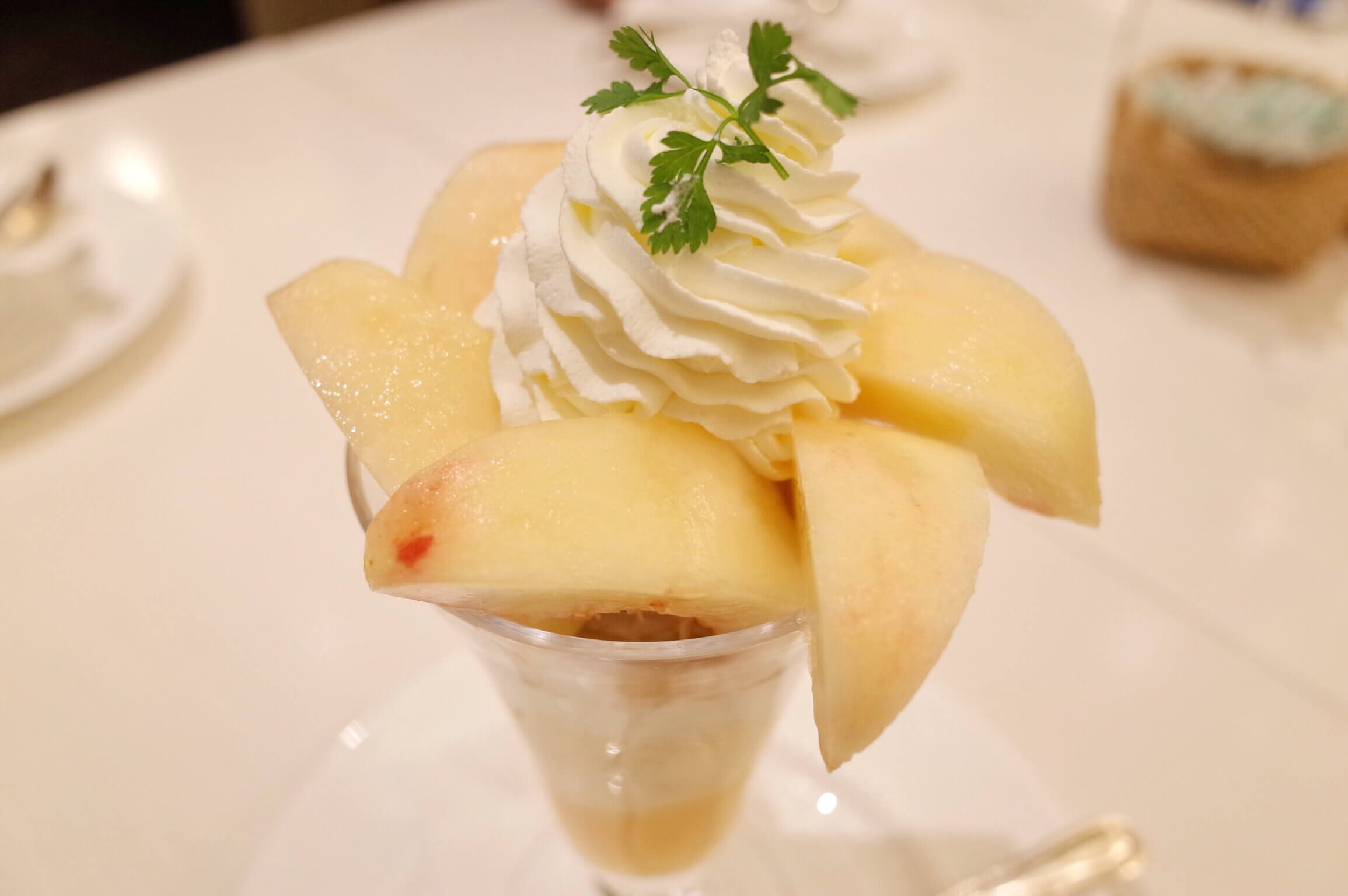 千疋屋総本店 フルーツパーラーの桃パフェは肉厚の白鳳を使用！