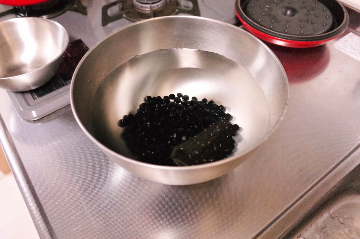 黒豆を丁寧に洗う