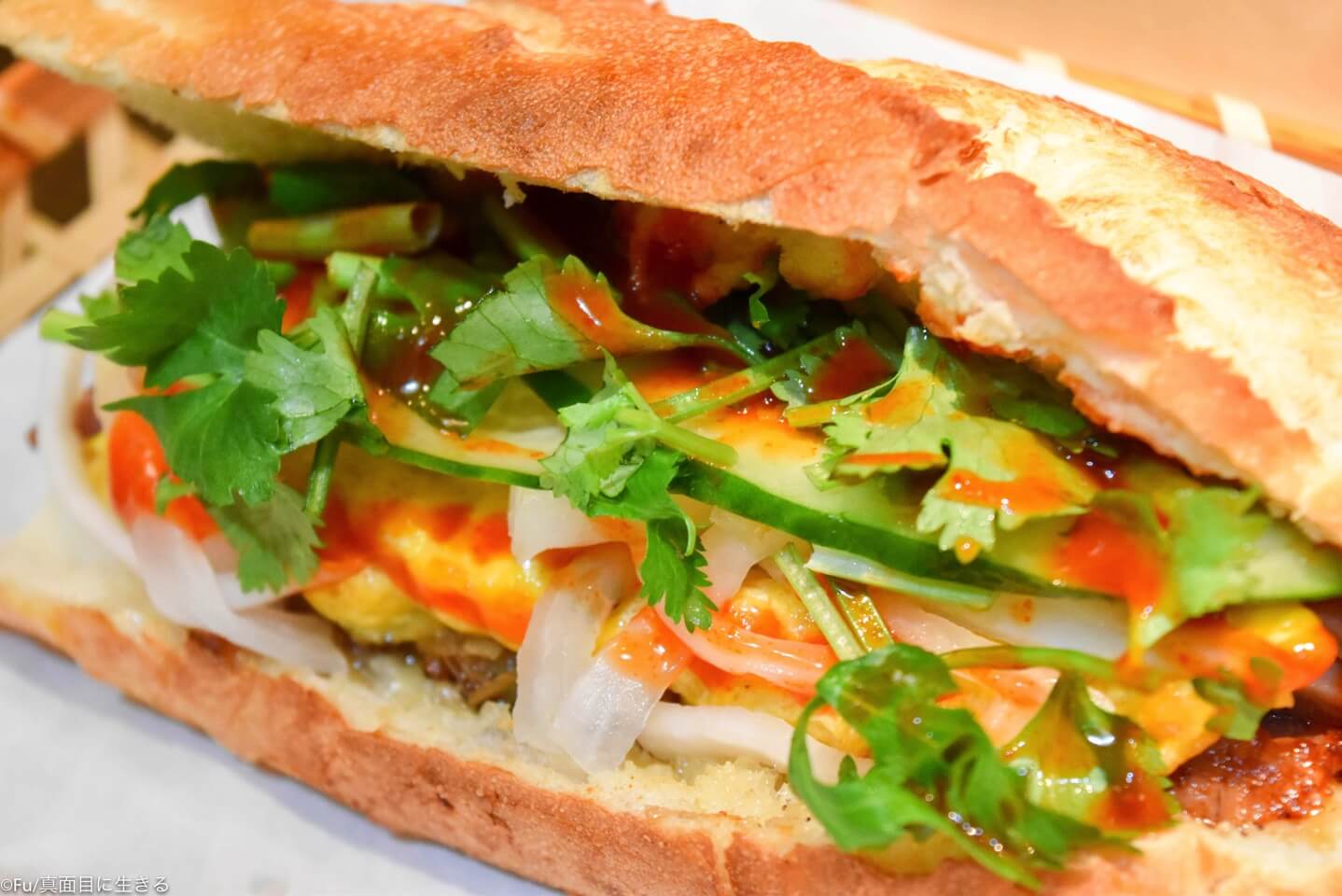 大久保駅北口から徒歩1分「ベトナムバンミー」肉とチリソースがたっぷりサンドイッチ! テイクアウトあり