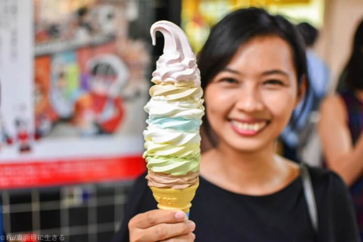 中野ブロードウェイの老舗アイス屋 「デイリーチコ」特大アイスクリームは8段・30cm越え!