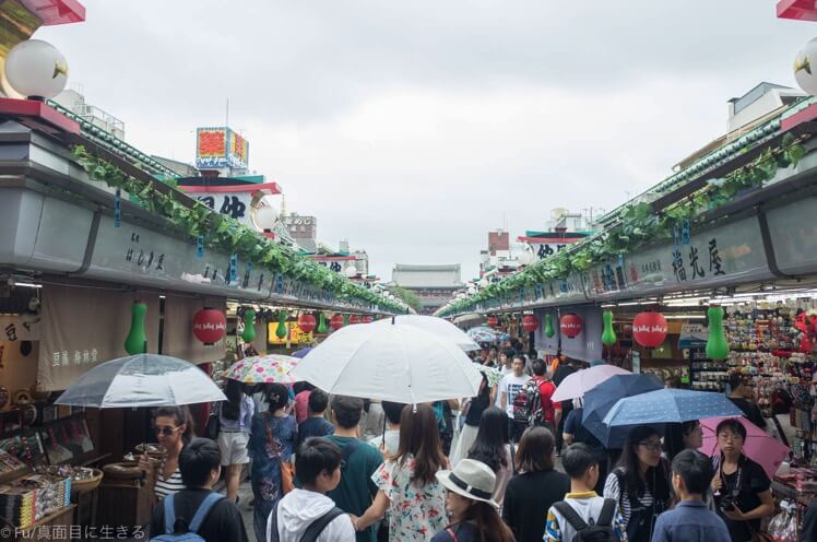 浅草寺に向かう