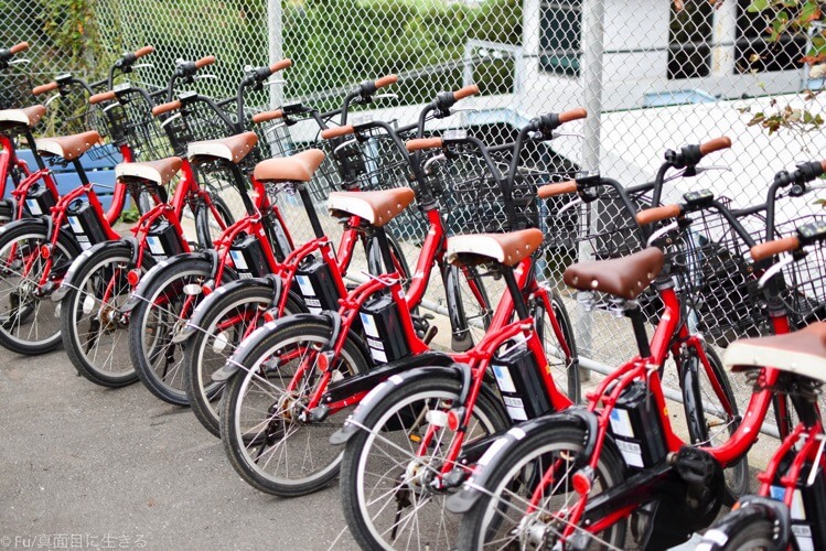 ずらっと並ぶ電動自転車