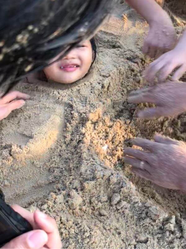 砂に埋められる姪っ子