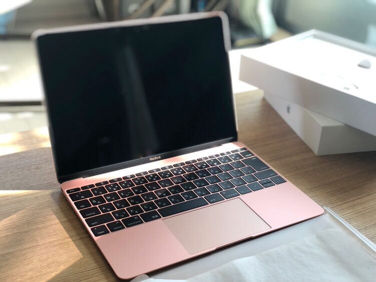 ピンクのMacBook