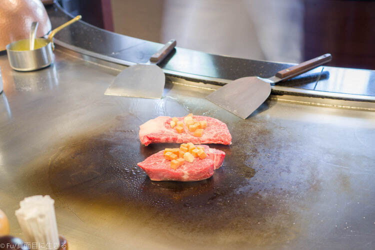 ステーキハウス ハマ 六本木本店　お肉を焼いている