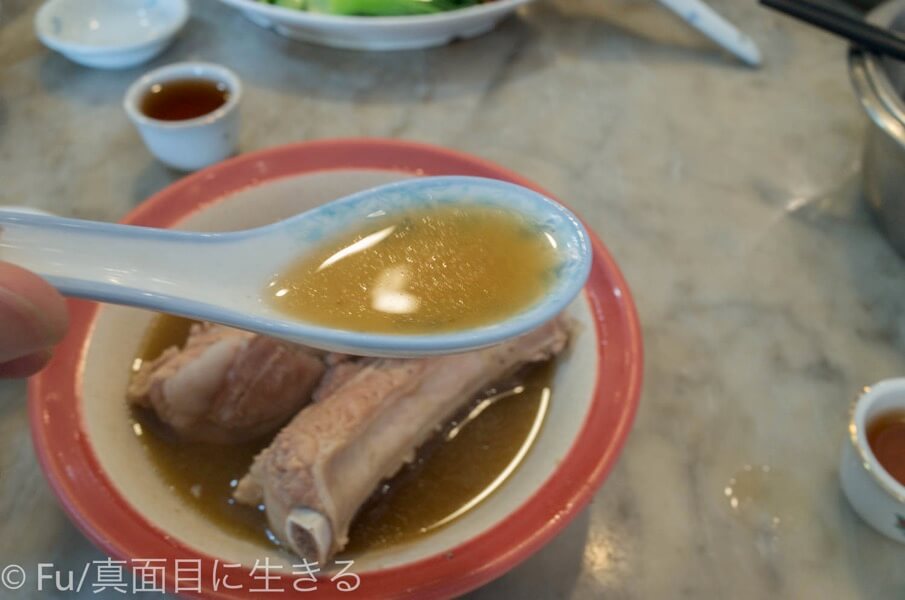 黄亜細肉骨茶餐室　肉骨茶のスープ