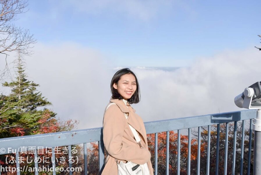 トラベックスツアーズ　バス旅行　富士山の雲海をバックに撮影